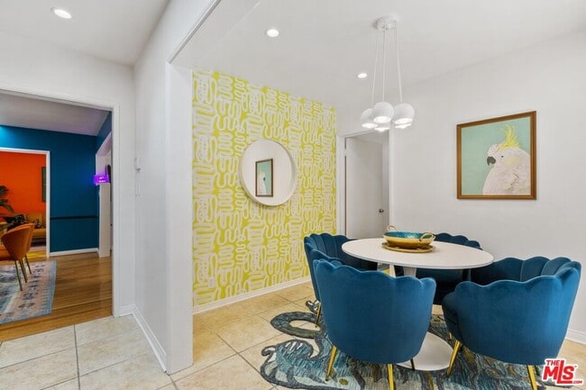 Building Photo - 2867 Beachwood Dr