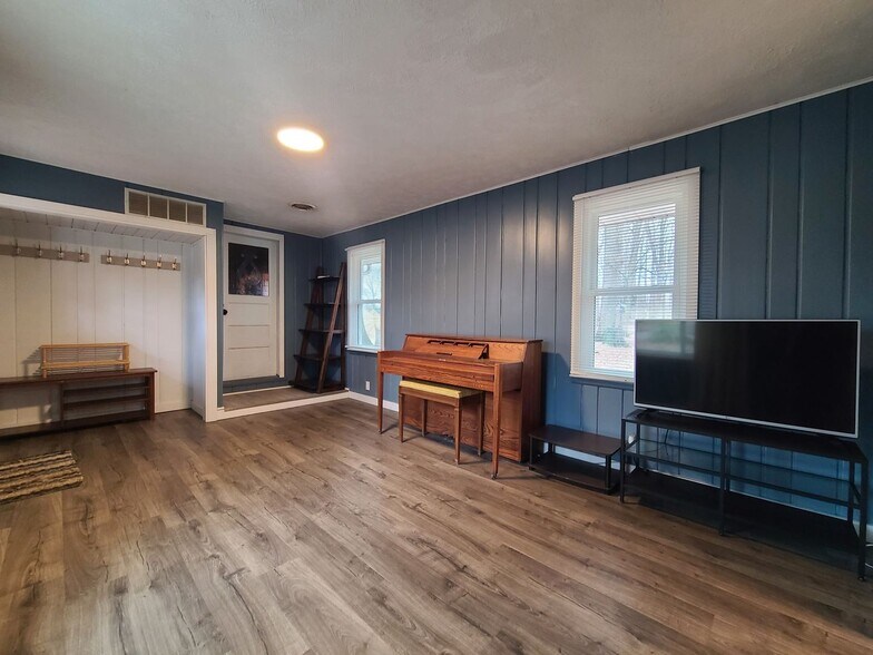 Building Photo - 5603 Interlochen Rd