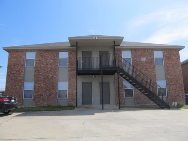 Building Photo - 1505 Benttree Dr