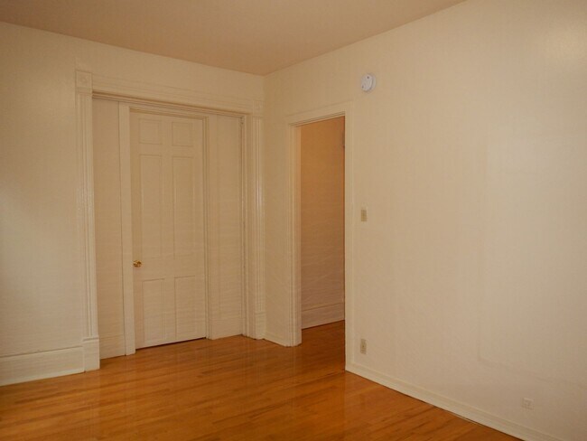 Building Photo - Newly Renovated 1st Floor Apartment with G...