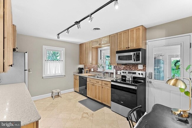 Building Photo - 521 S. Nursery Ave.