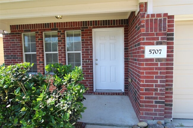 Building Photo - 5707 Saluda Creek Ln