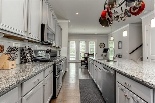 Building Photo - Large 3 Bedroom Luxury Townhome on Silver ...