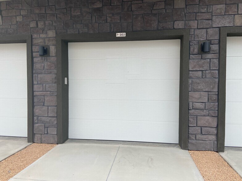 Building Photo - 5801 S Garnet Dr