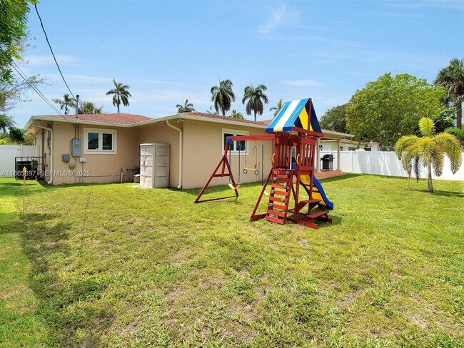 Building Photo - 3141 Hollywood Blvd