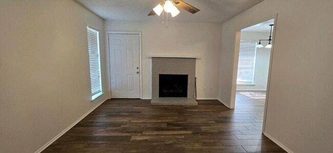 Building Photo - Beautiful 2-Bedroom Duplex in Longview! Co...