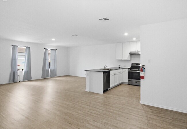 Building Photo - 8918 Solar Cv