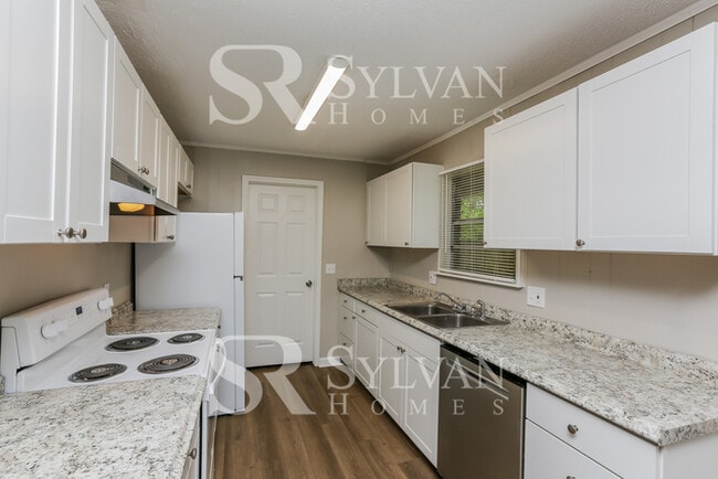 Building Photo - Step into this stunning 3-bedroom, 2-bathr...