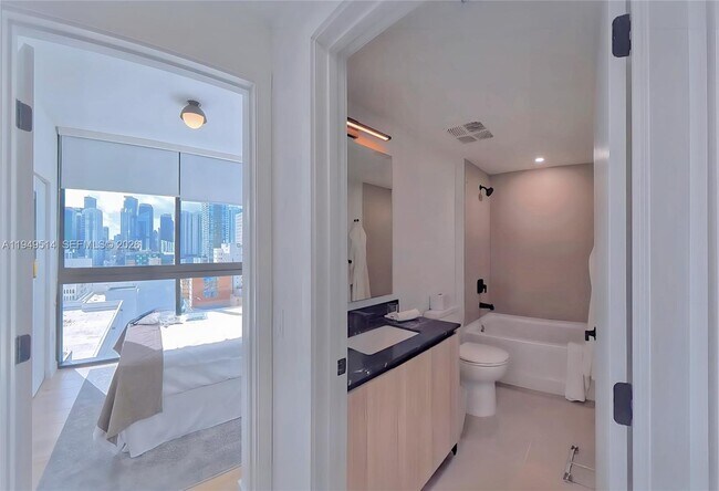 Building Photo - 225 N Miami Ave