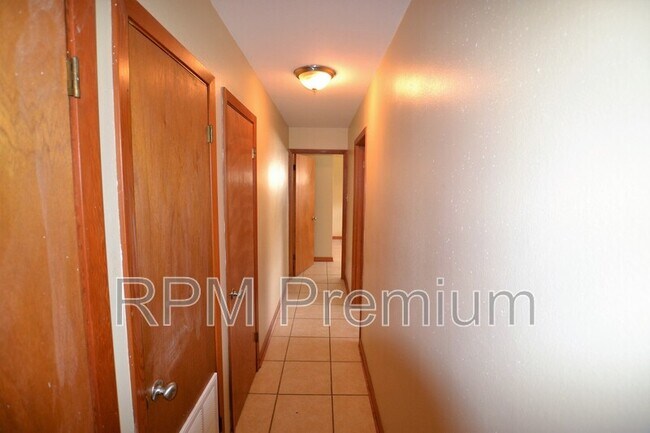 Building Photo - 8255 Queenswood Ct