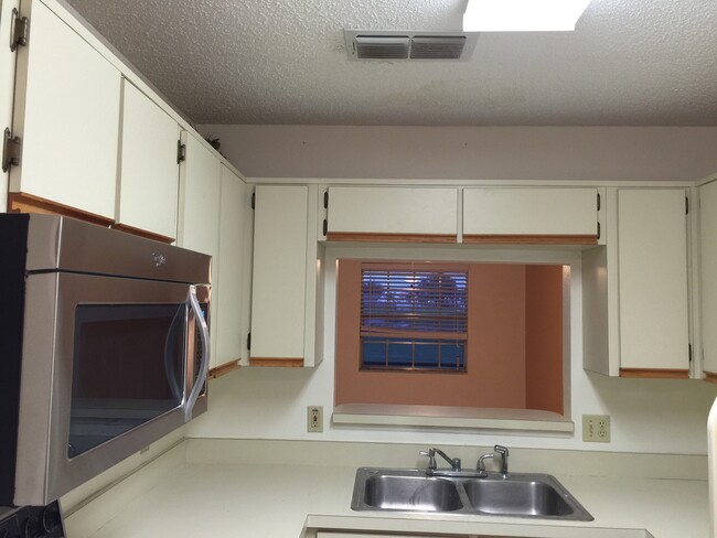 Building Photo - 2/2.5 corner unit Townhouse in Whisper Lake