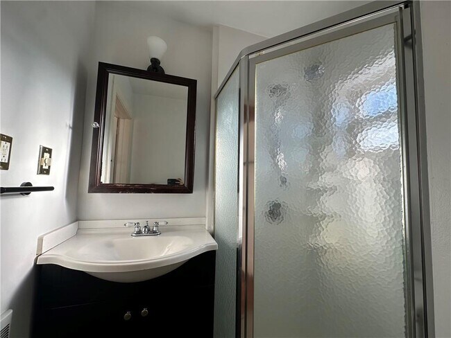 Building Photo - 5 Record St