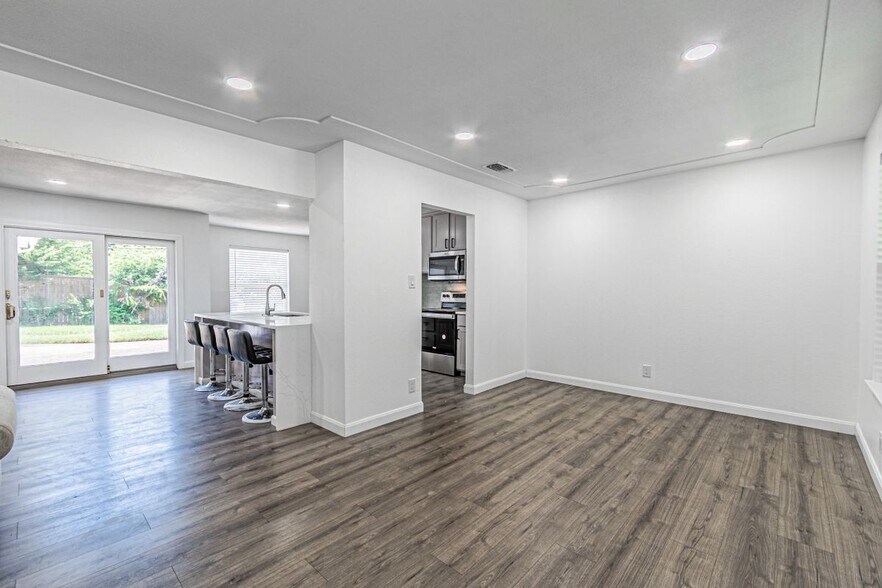 Building Photo - 1805 W Cedar Elm Dr