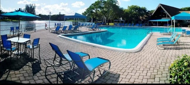 Building Photo - 3670 Inverrary Dr