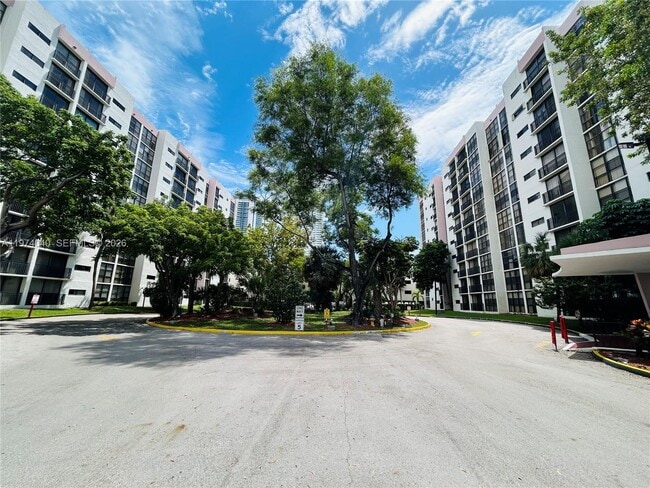 Building Photo - 17021 N Bay Rd