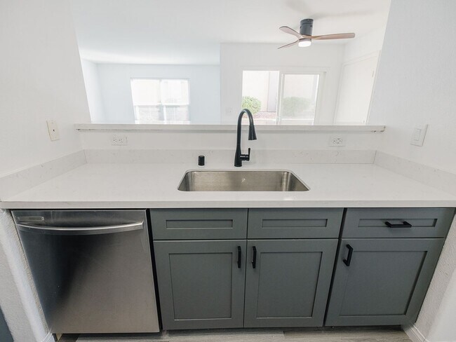 Building Photo - 2 Bedroom, 2 Full Bath Newly Renovated Con...