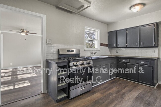 Building Photo - 320 NE 31st St