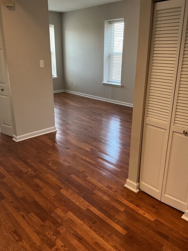 Building Photo - Bright & Updated 2BR with Hardwood Floors + In-Unit Laundry | Shaw / Botanical Area