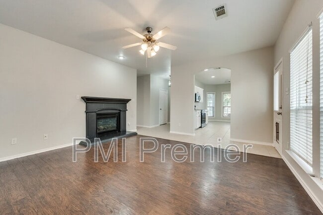 Building Photo - 5832 Center Ridge Dr