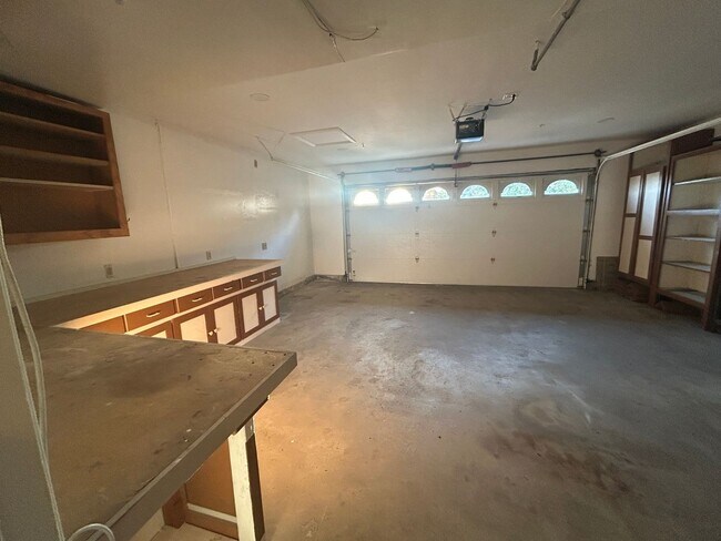 Building Photo - Spacious 4bed/3bath House for rent