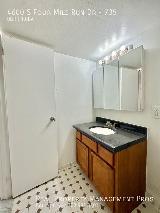 Building Photo - Light & Bright Studio w/ Creekside View- U...