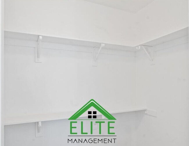 Building Photo - **Spacious 4-Bedroom, 2.5-Bath Home with L...