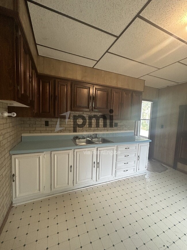 Building Photo - 1105 6th St