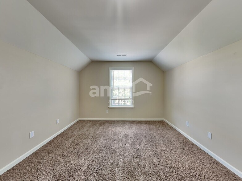 Building Photo - 331 Surrywood Dr