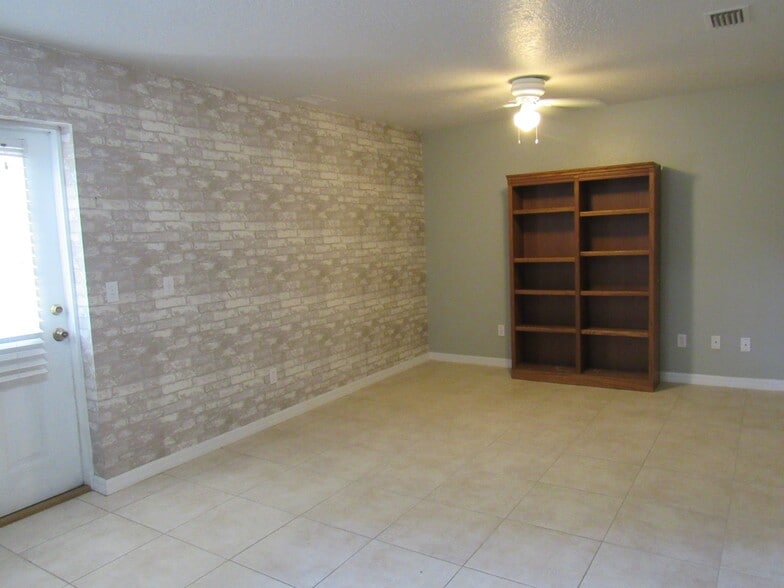 Bonus room - 828 S Duss St