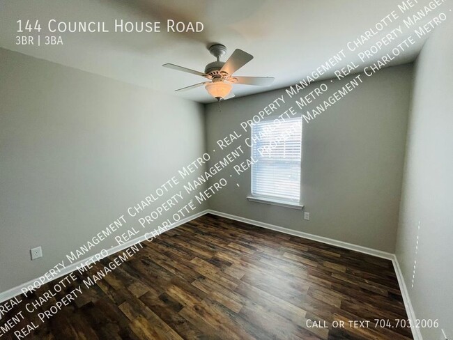 Building Photo - Beautiful Townhome in Catawba Village