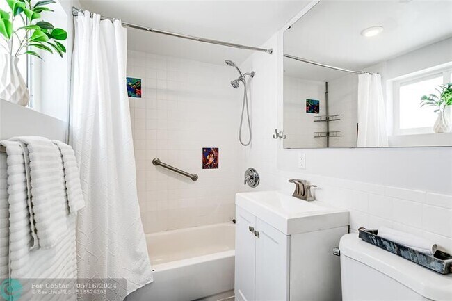 Building Photo - 1704 SW 4th Ct