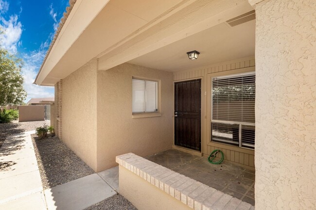 Building Photo - Private 2/2  Unit • Quiet Community • Prime North Phoenix Location