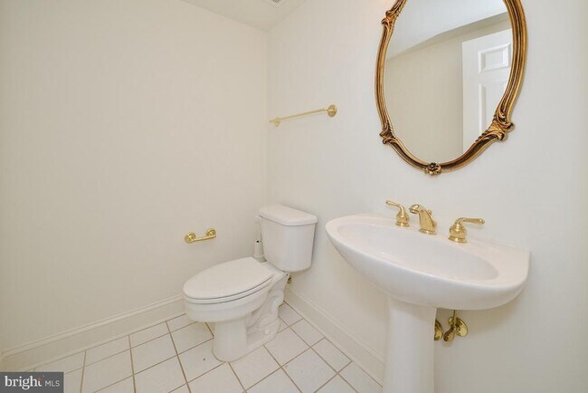 Building Photo - 855 Charwhit Ct