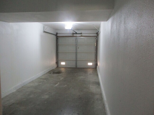 Building Photo - Desirable Chula Vista 2 Bedroom 2 Bath Condo!