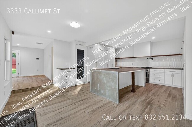 Building Photo - 3333 Calumet St