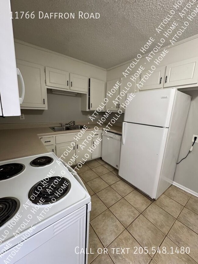 Building Photo - 3 Bedroom with hardwood floors and large y...