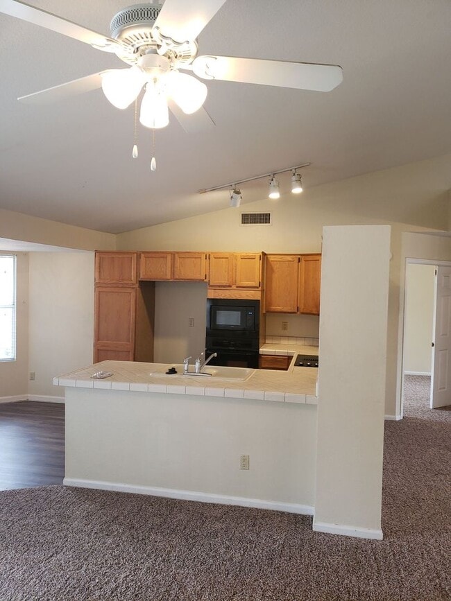 Building Photo - 837 N Oak Ct