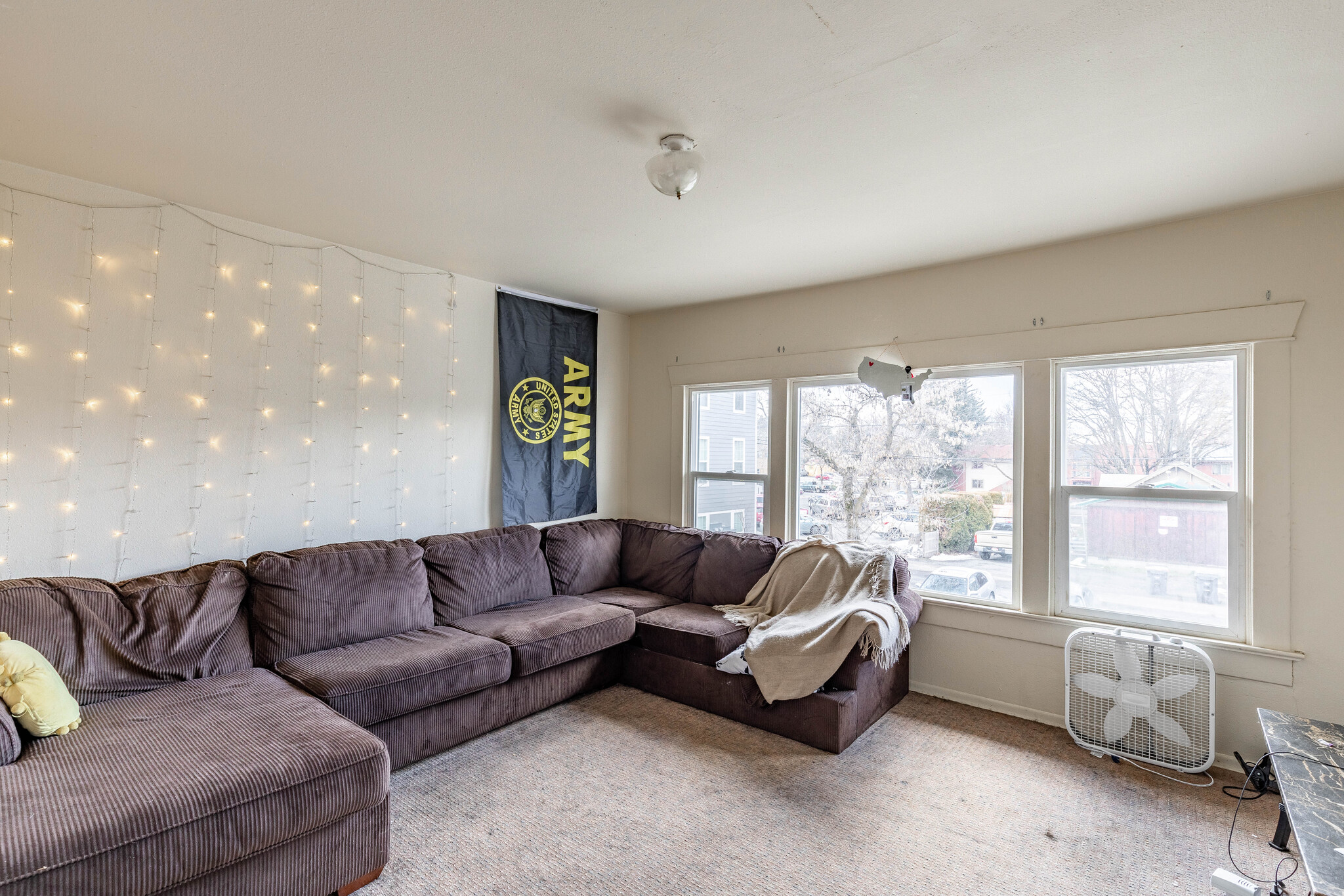 Large windows means lots of light in this living room! - 507 S Almon St