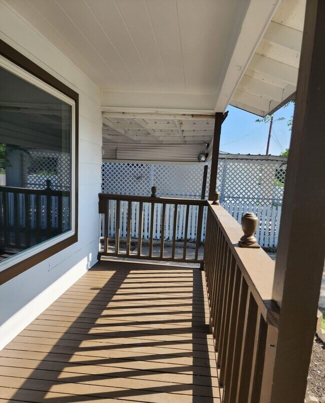 Building Photo - Beautiful house for Lease in Manor Downtow...