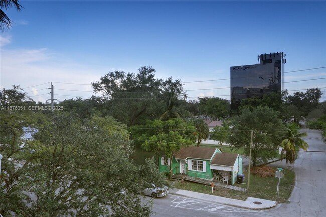 Building Photo - 520 SE 5 Ave