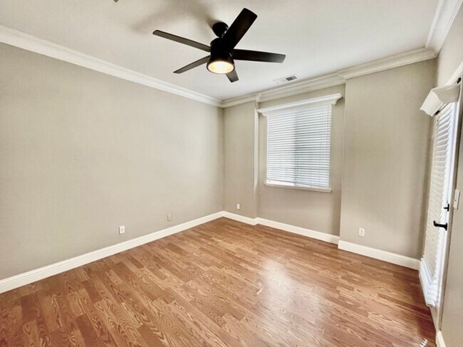 Building Photo - $3,500 Private pool, Solar Panels, 5 Bed, ...