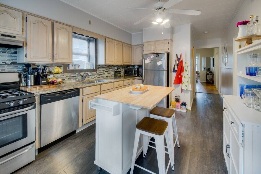 kitchen - 1031 W Wolfram St