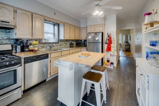 kitchen - 1031 W Wolfram St