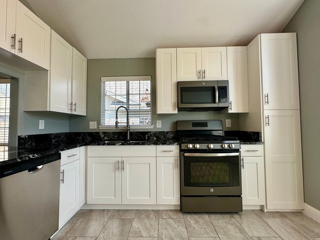 Building Photo - Bright & Spacious 3 Bed / 2 Bath - Gorgeou...
