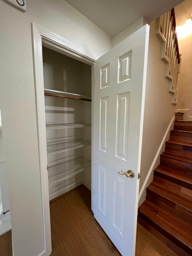 Building Photo - 388 Meadowhaven Way