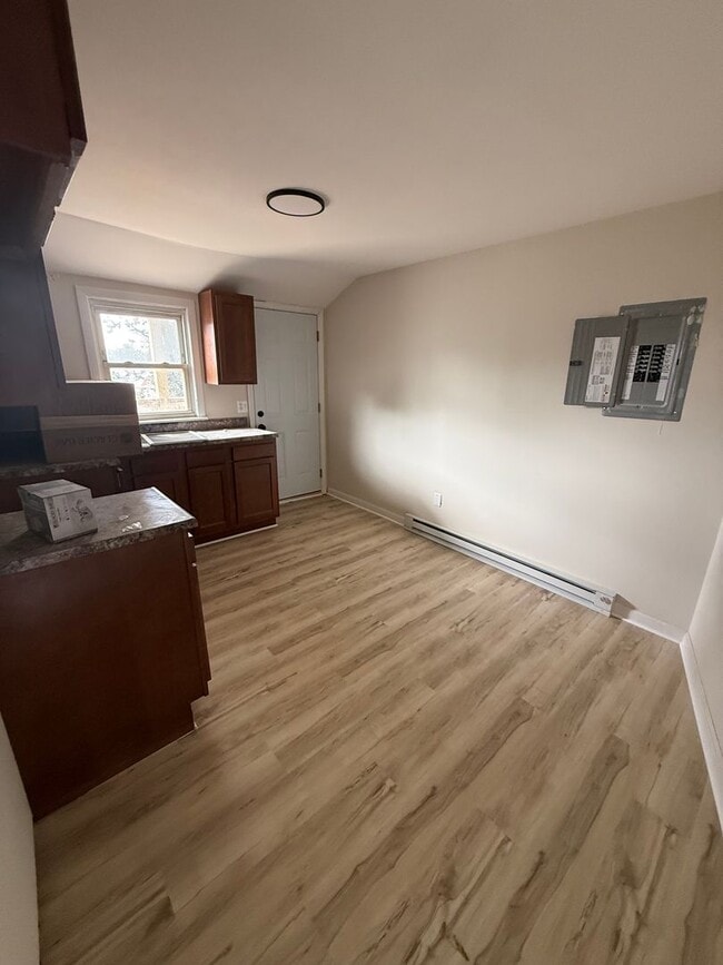 Building Photo - Newly Renovated 2 Bedroom Apartment in Bal...