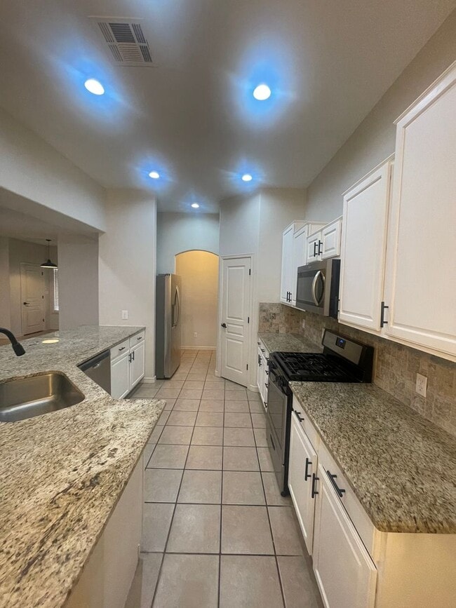 Building Photo - Gorgeous 4 bedroom/3 bathroom home located...