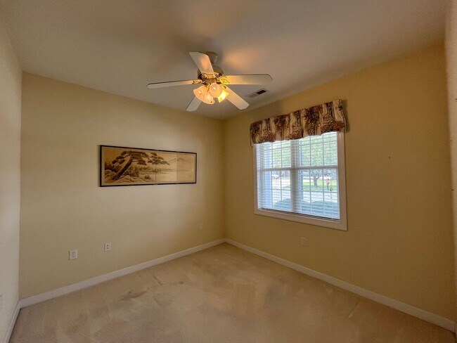 Building Photo - Discover this well-appointed 3-bedroom plus bonus room , 2-bath home in Carleton Place