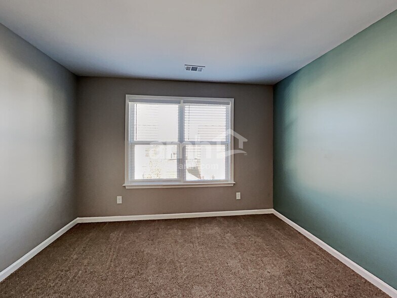 Building Photo - 702 White Oak Dr