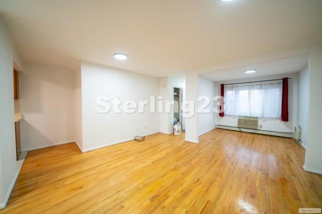 Building Photo - 2 bedroom in ASTORIA NY 11105